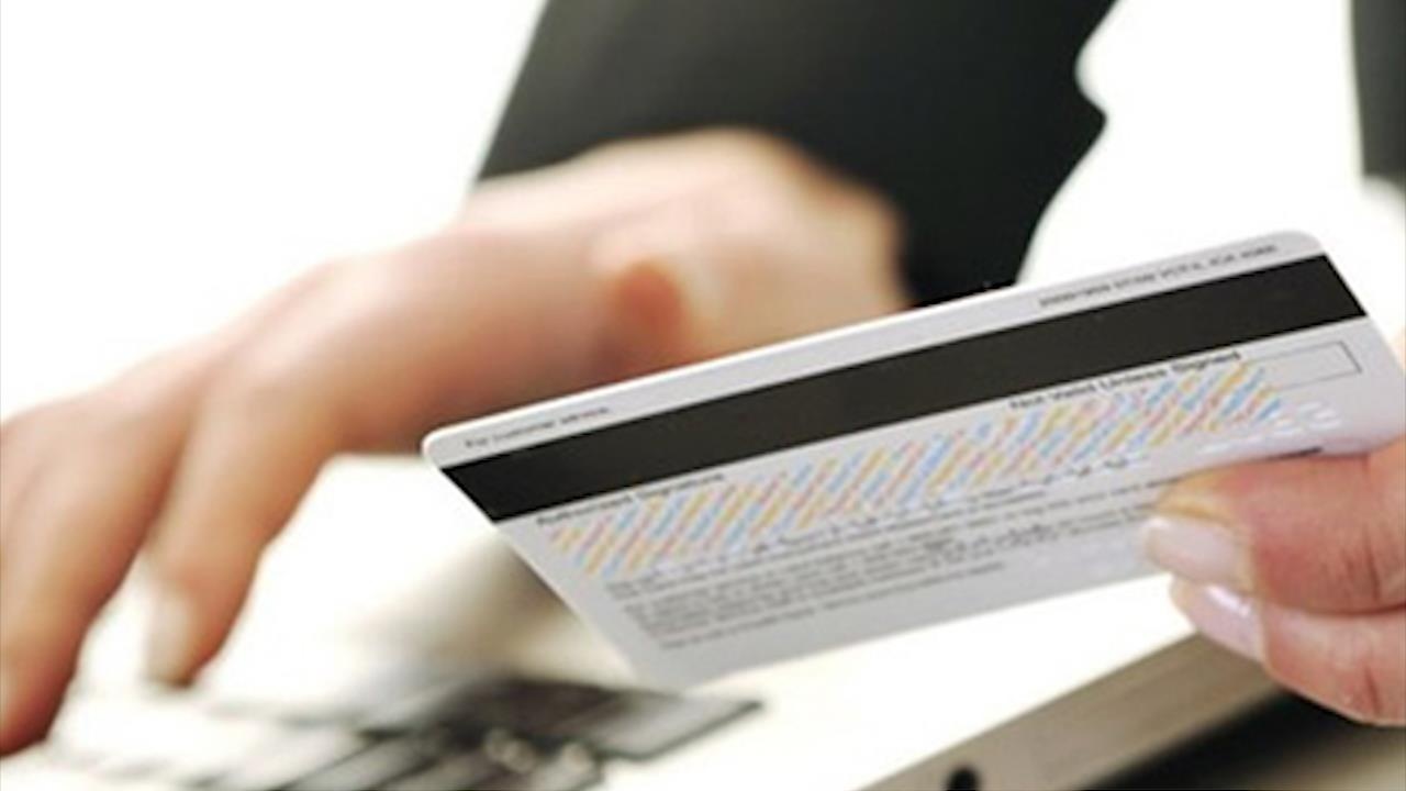 Tien 'khong canh ma bay' khoi the ngan hang chi trong vai phut hinh anh