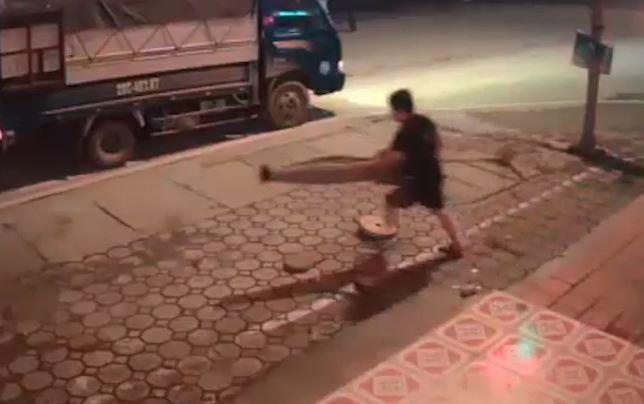 Tai xe xe tai trom cay du roi nhanh chong len xe tau thoat hinh anh