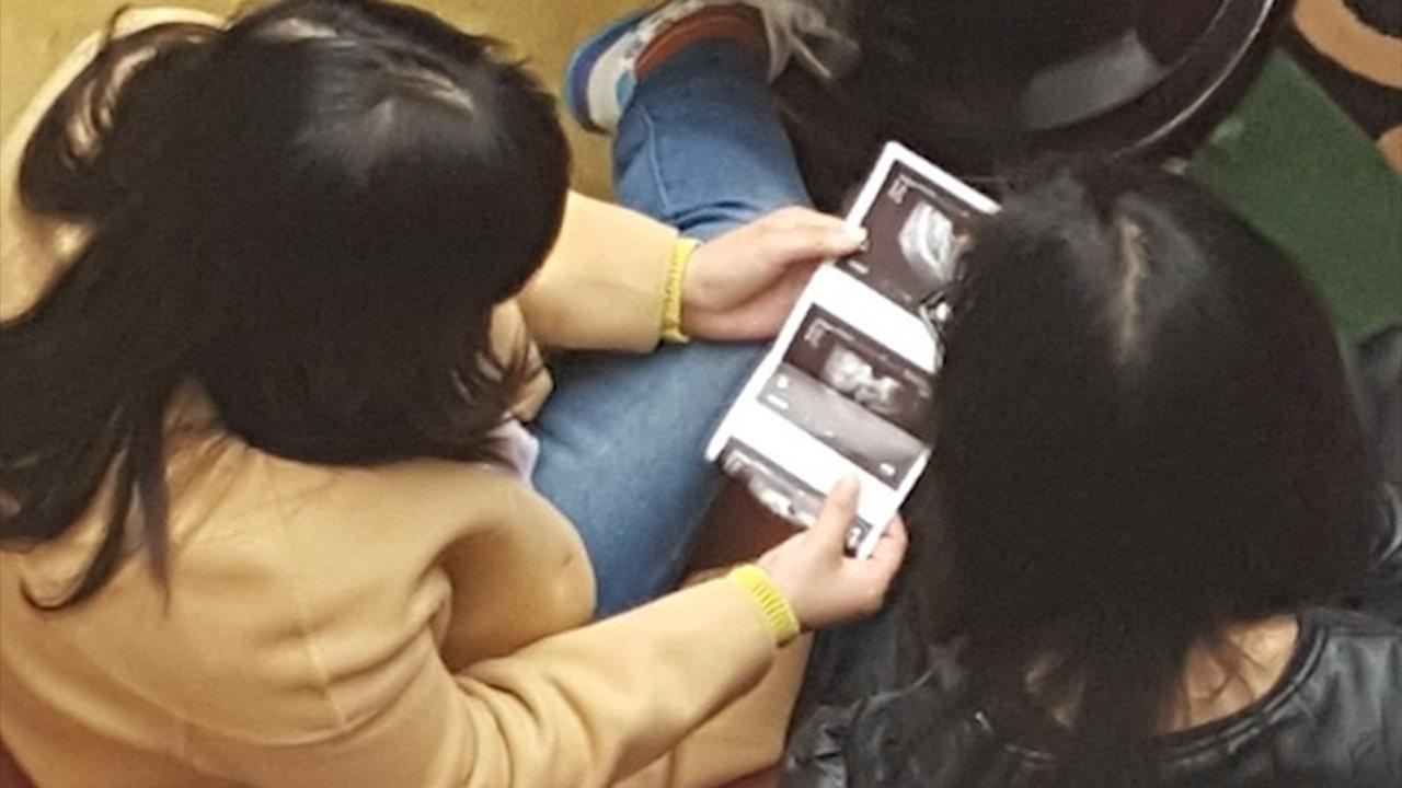 Nu sinh Trung Quoc 'dep, hoc gioi' bi loi keo ban trung gia cao hinh anh