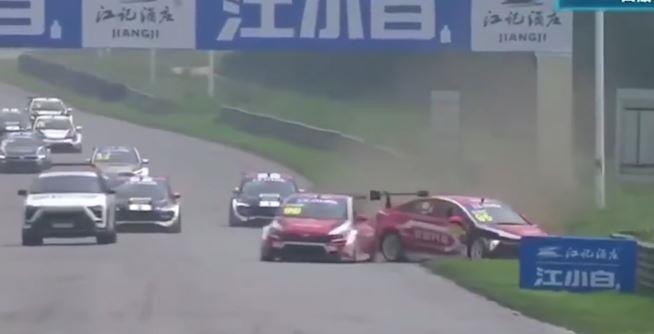 Xe an toan xuat hien bat ngo, thanh nguyen nhan tai nan tren duong dua hinh anh