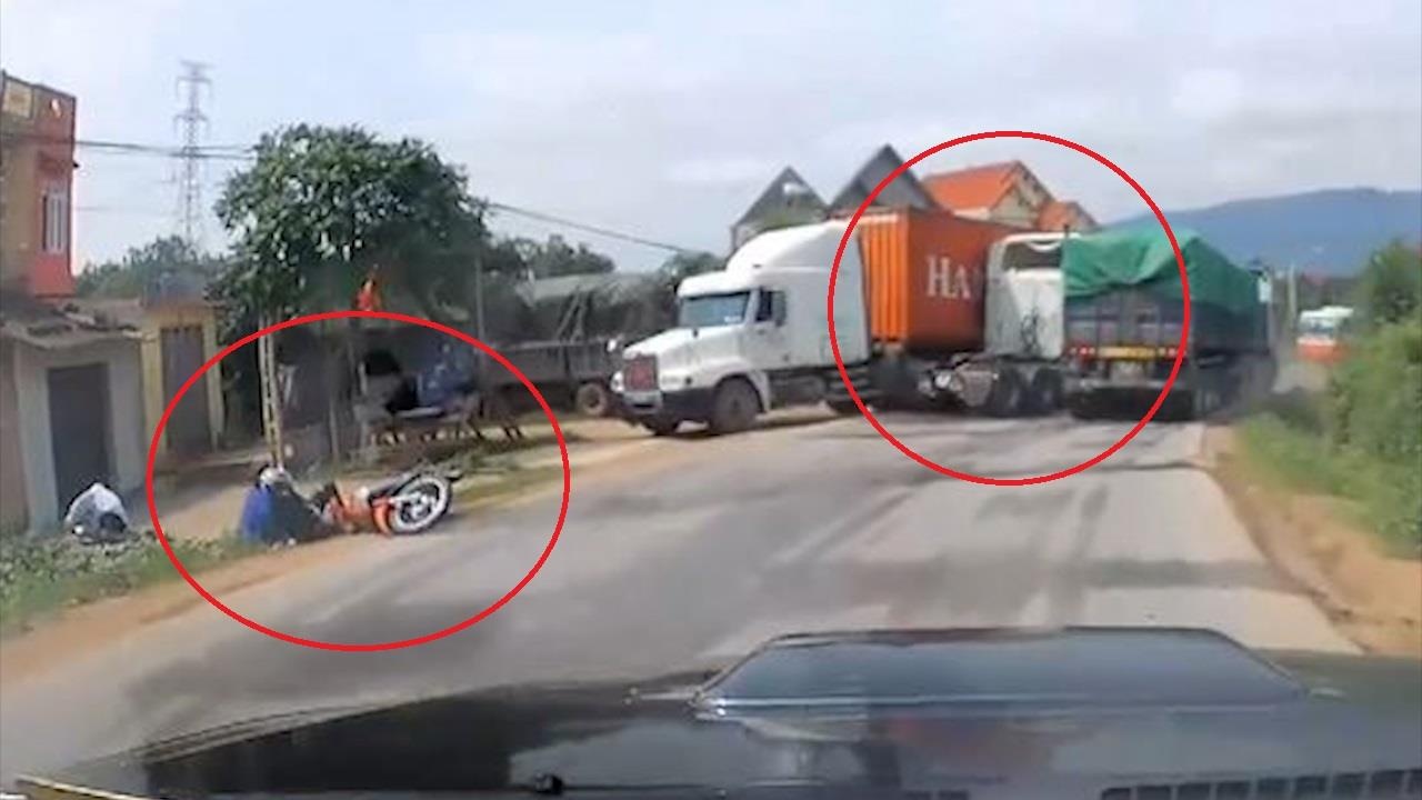 Xe dau keo ngang nhien chay lan lan, gay tai nan lien hoan hinh anh