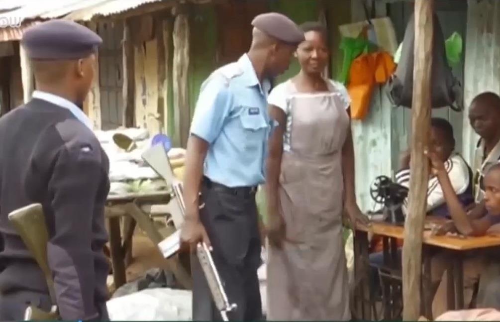 Canh sat Kenya mang vu khi truy lung nguoi dung tui ni-long hinh anh