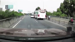 Ep dau xe khach, oto con bi xe khach dam xoay ngang giua duong hinh anh