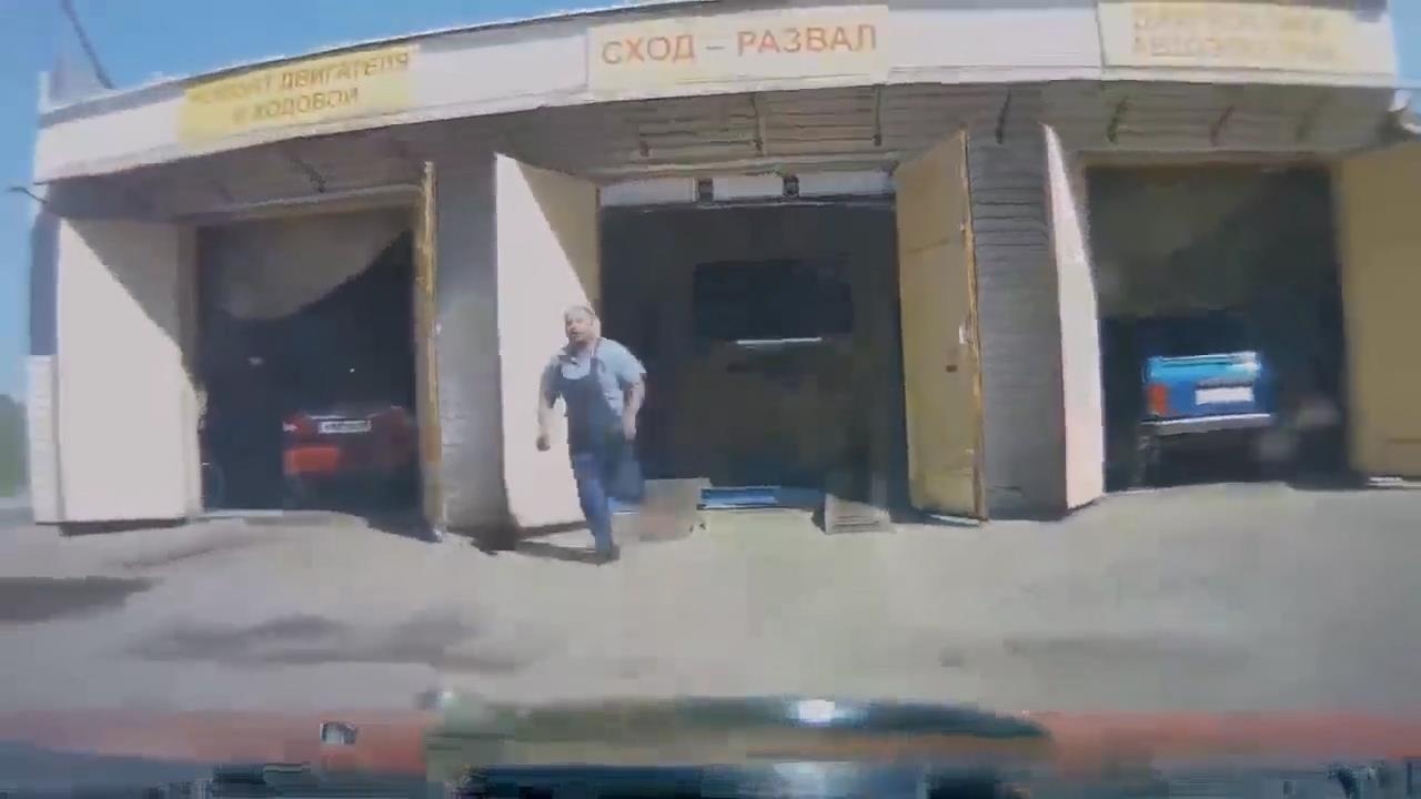 Den nhan oto vua sua xong, nguoi phu nu Nga lui xe xuong ho hinh anh