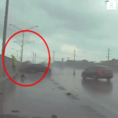 Canh sat nhanh chan nhay len tuong ne cu tong truc dien cua oto tai My hinh anh