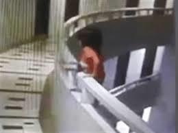 Mong du roi tu tang 11 xuong dat, be gai 5 tuoi song sot than ky hinh anh