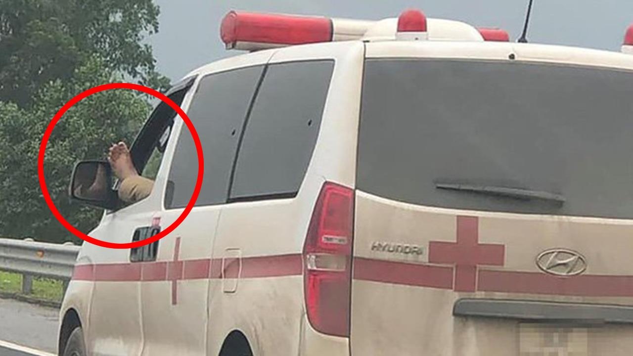 Tai xe vua lai xe cuu thuong vua gac chan nghe dien thoai hinh anh