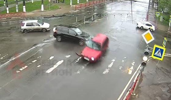 Oto vuot den do dam vang oto khac ngay giua giao lo o Nga hinh anh