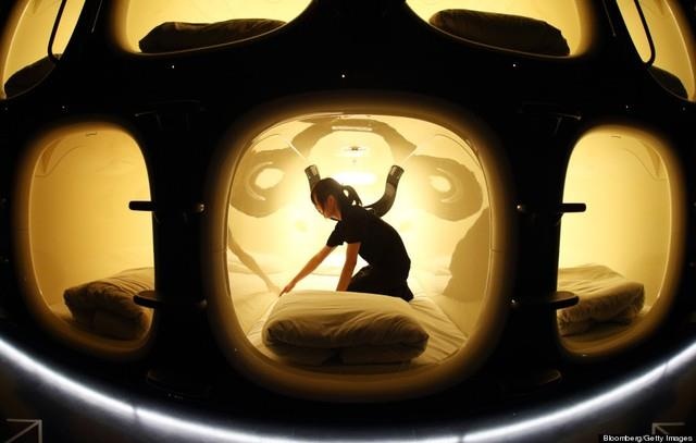 Ngu thu mot dem trong khach san 'con nhong' o Tokyo hinh anh