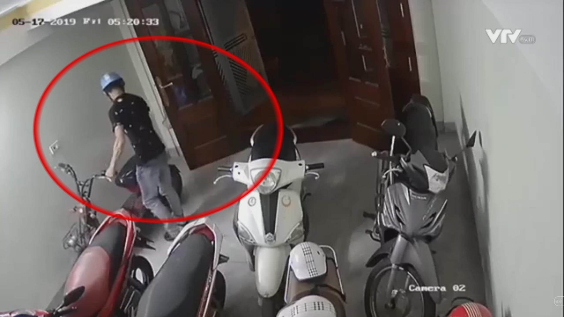 Thanh nien tao ton pha cua vao nha dan trom xe dap dien hinh anh