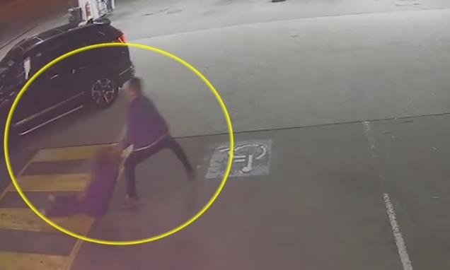 Ga dan ong hanh hung nguoi phu nu mang thai roi tong oto vao tram xang hinh anh