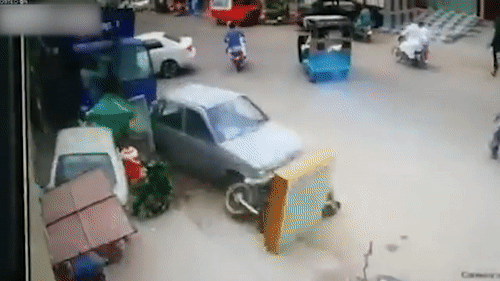 Tai xe xe tai mat lai lao len via he tong lam hu 6 oto hinh anh