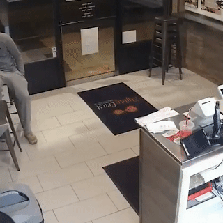 Nguoi phu nu say xin phong xe vao cua hang banh pizza hinh anh