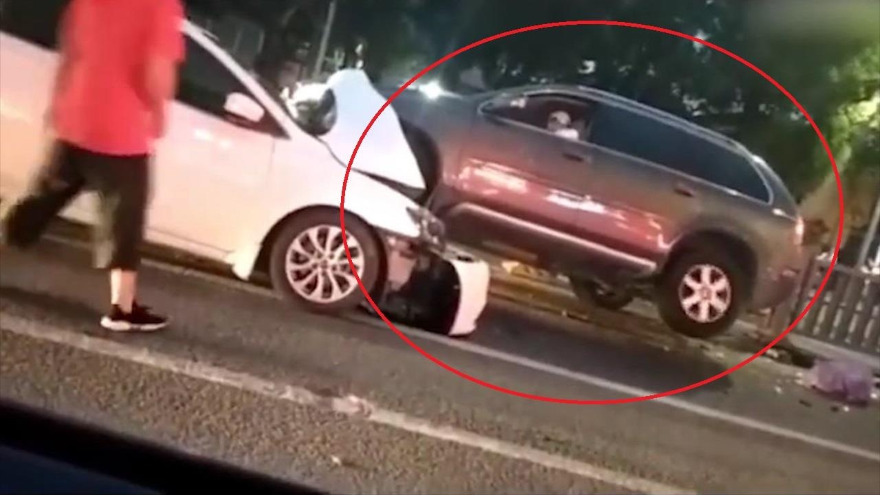 Oto 'dien' lao vao nguoi di bo gay tai nan o Trung Quoc hinh anh