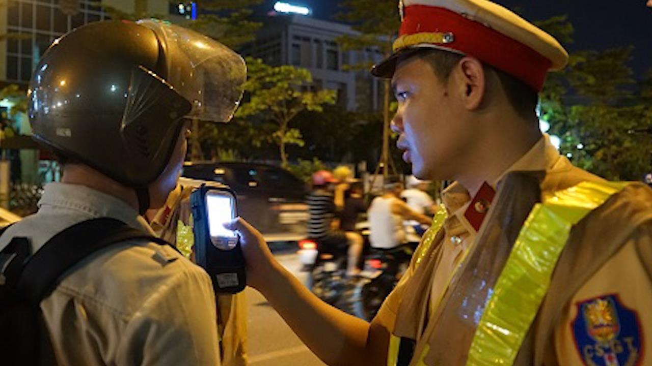 Canh sat kiem tra nong do con cua tai xe di ra tu quan nhau hinh anh