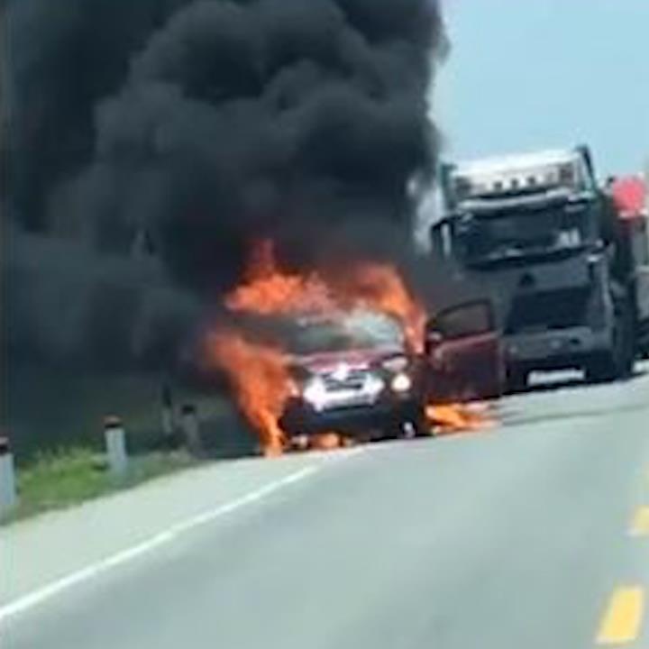 Oto bi boc chay tro khung tren duong di bao duong hinh anh