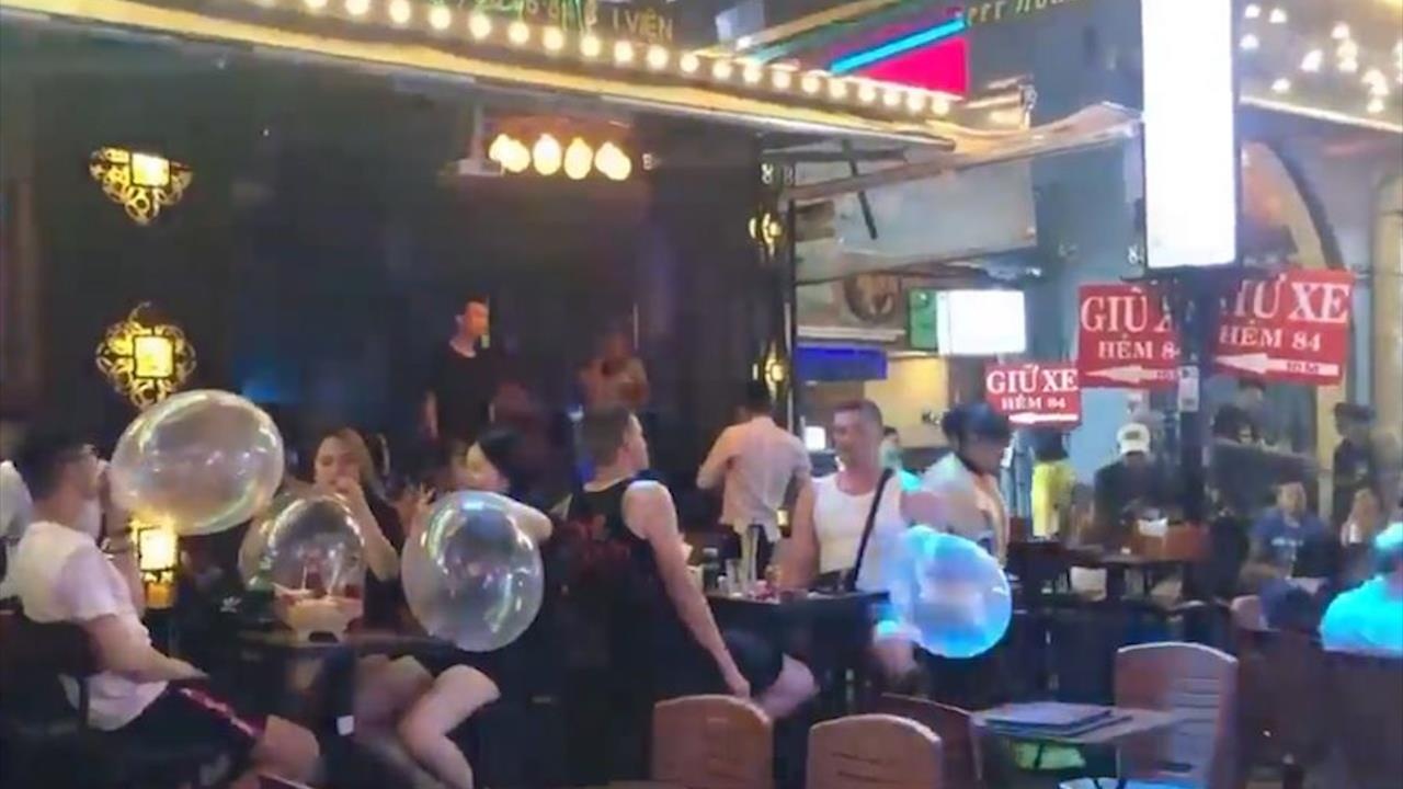 Bong cuoi tran lan pho di bo Bui Vien hinh anh