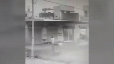 Nguoi dan ong bi gio thoi bay len khong trung hinh anh