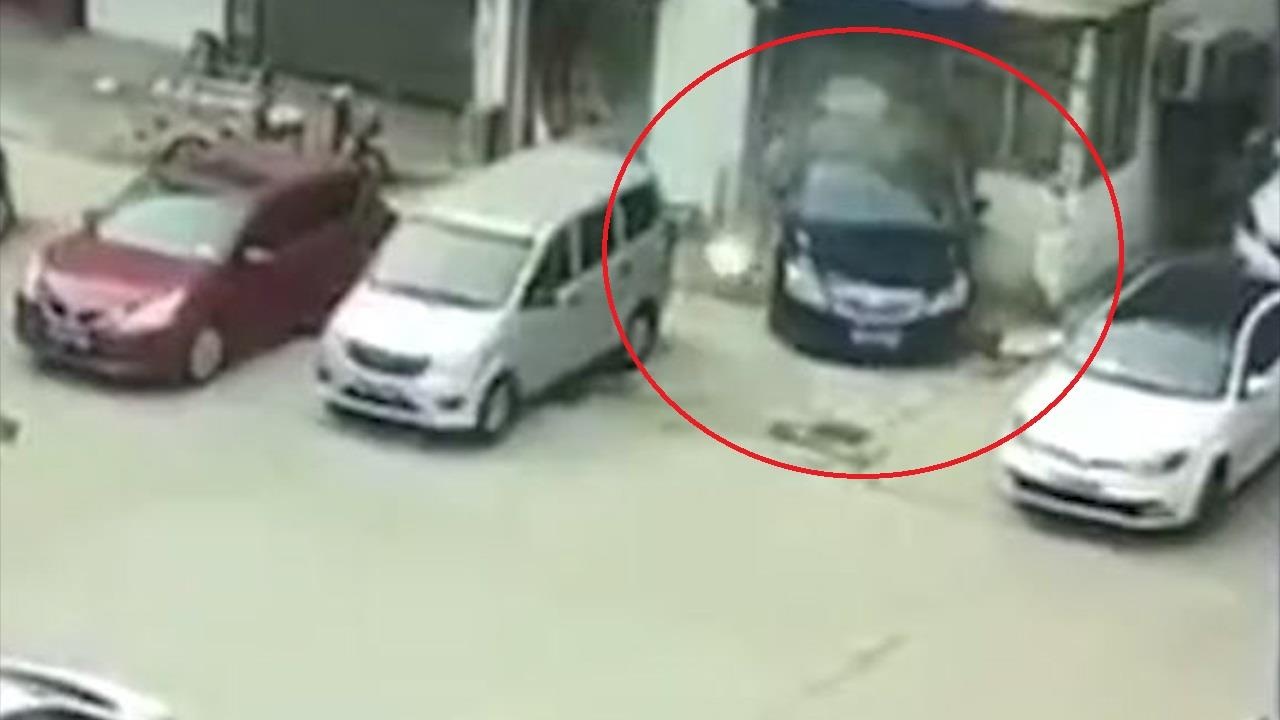 Nu tai xe Trung Quoc lui xe tong vao nha dan chi sau vai giay hinh anh