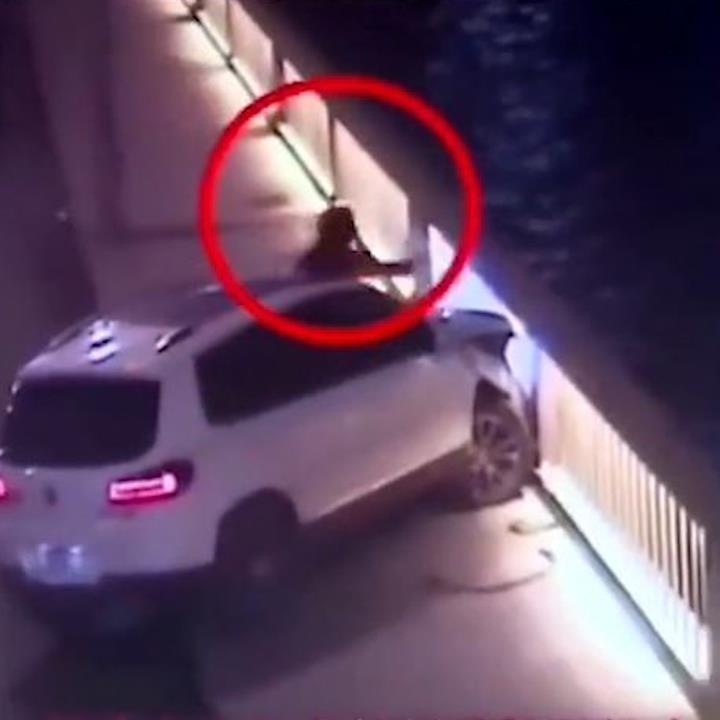 Nu tai xe Trung Quoc tong vao lan can cau doi tu tu hinh anh