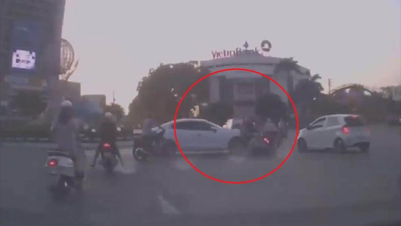 Nu tai xe dap nham chan ga, dam lien hoan nhieu xe may hinh anh