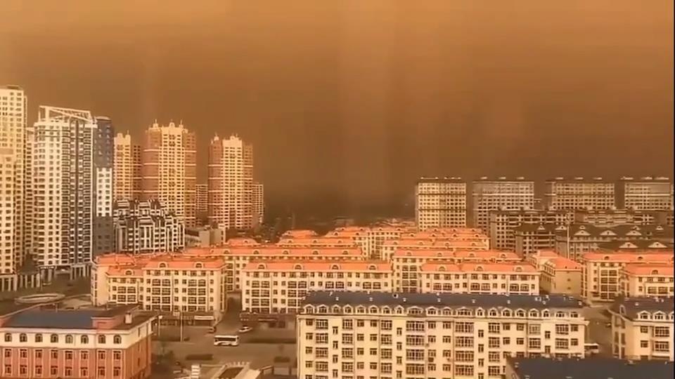 O nhiem khong khi, bau troi o thanh pho cua Trung Quoc chuyen mau cam hinh anh