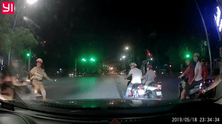 Vuot chot CSGT,  tai xe bi canh sat tom gon hinh anh