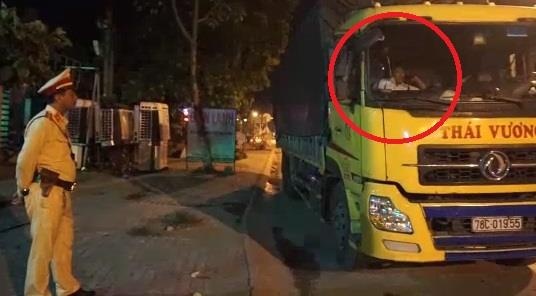 Tai xe cho qua tai dong chat cua co thu 3 tieng tren xe hinh anh