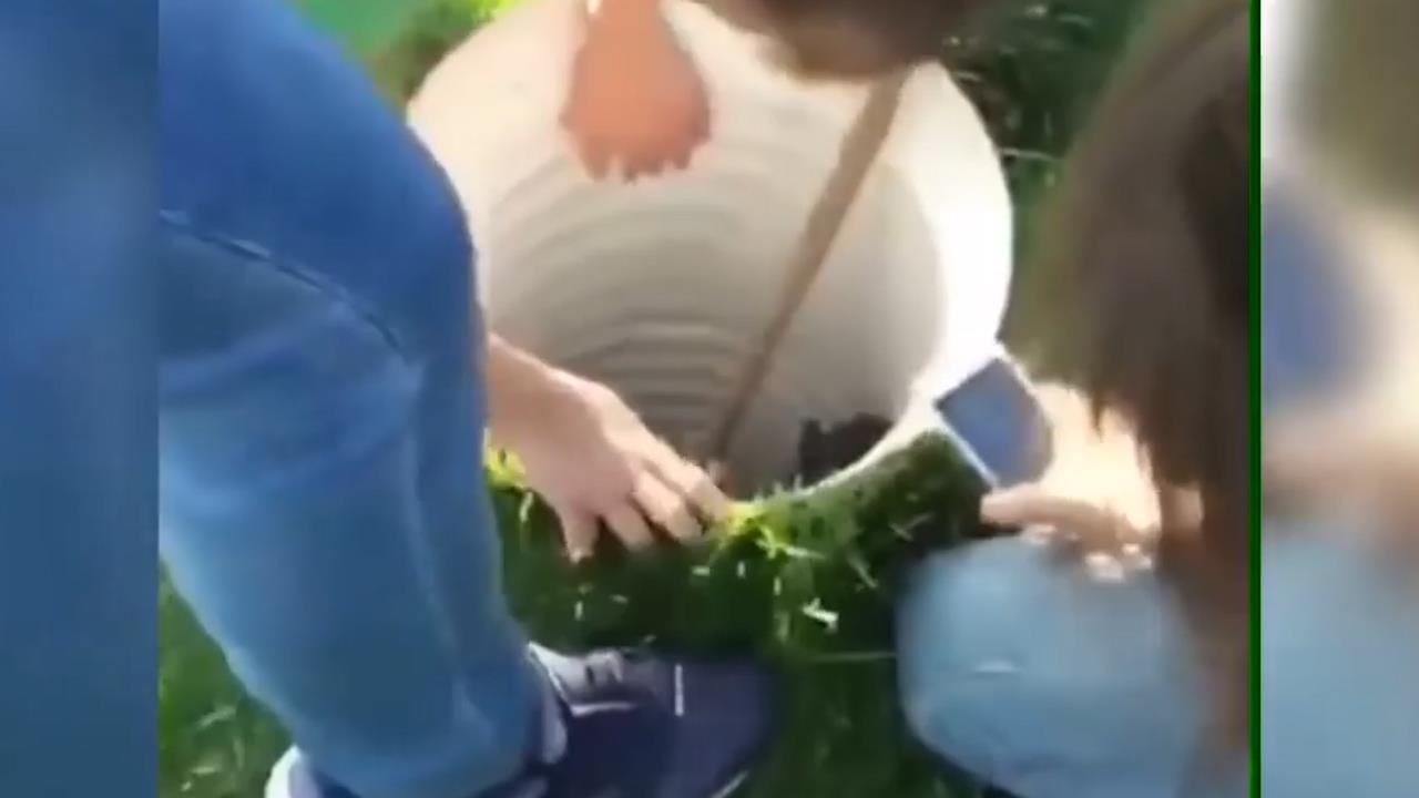 Cau be 10 tuoi dung cam chui vao ong sau de giai cuu be gai hinh anh