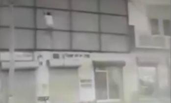 Nguoi dan ong phi than nhu phim chuong khi bi gio bao thoi hinh anh