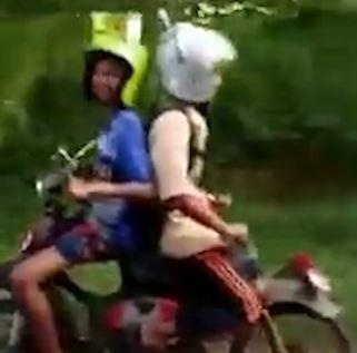 Xe may di nguoc chay vun vut tren duong o Indonesia hinh anh