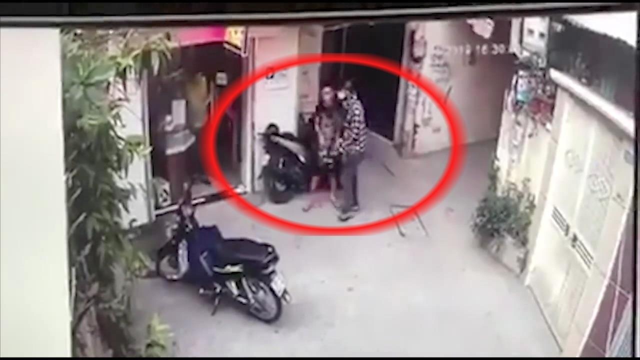 Trom xe truoc cua nha, chua kip tau thoat da bi tom gon hinh anh