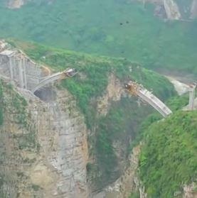 Xay cau giua hai vach nui dung dung o Trung Quoc hinh anh