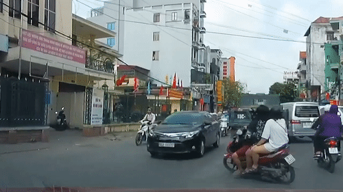 Cho 3, qua duong au, xe may bi quet nga nhao ra duong hinh anh