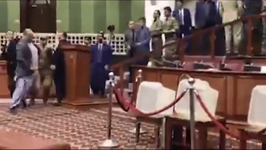 Nghi si Afghanistan cam dao doa dam doi thu tai phien hop Quoc hoi hinh anh