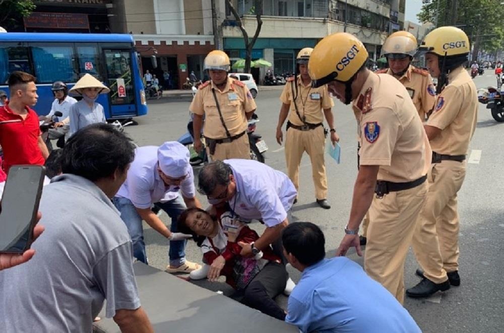 CSGT cuu nguoi phu nu bi tai nan nam dau don giua duong Sai Gon hinh anh
