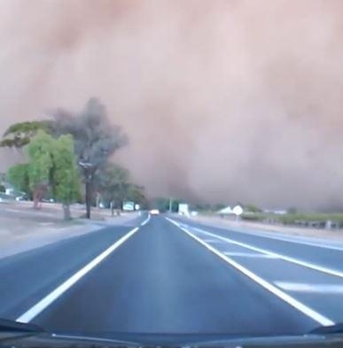 Bau troi chuyen tu ngay sang dem chi trong vai giay o Australia hinh anh