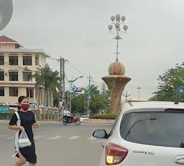 Nu tai xe dau oto giua duong de di mua do an hinh anh