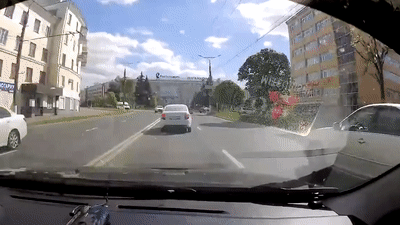 SUV mat lai o toc do cao khien nhieu oto tren pho va lay hinh anh