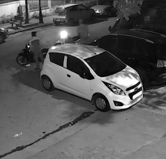 Hai ten trom phoi hop cung be trom guong oto hinh anh