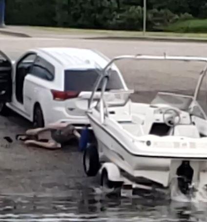 Phan ung cham, nguoi dan ong bat luc nhin xe va cano truot xuong ho hinh anh