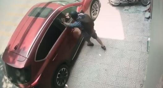 Thanh nien bit mat dap kinh oto, trom do trong tich tac hinh anh