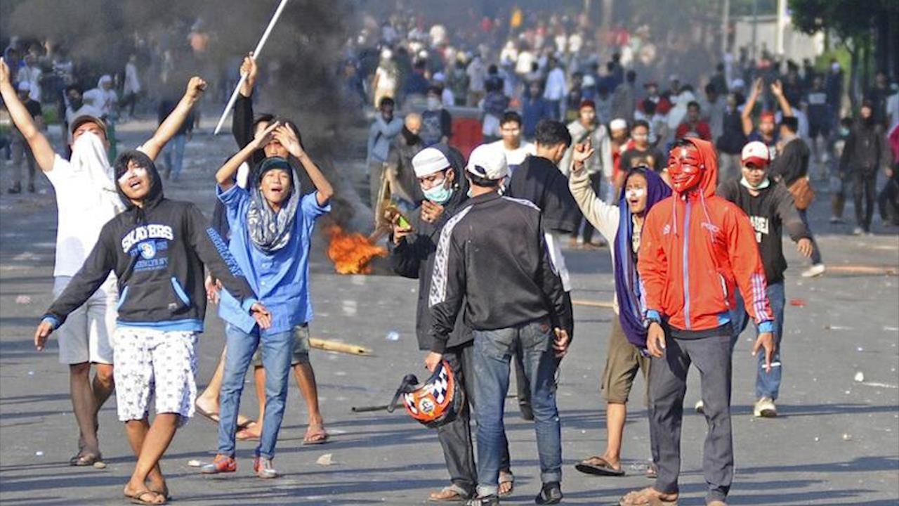 Bieu tinh bien thanh bao loan hau bau cu Indonesia hinh anh