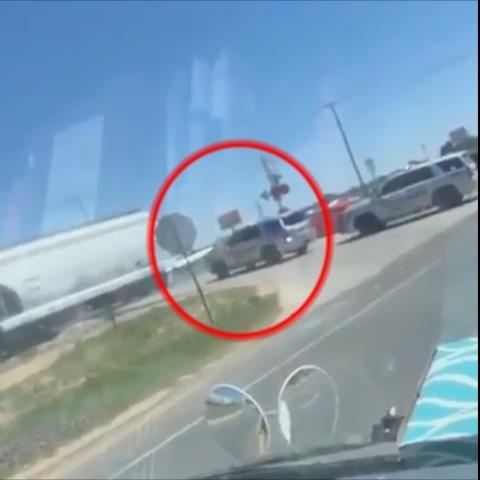 Sang duong bat can, canh sat My bi tau hoa dam hinh anh