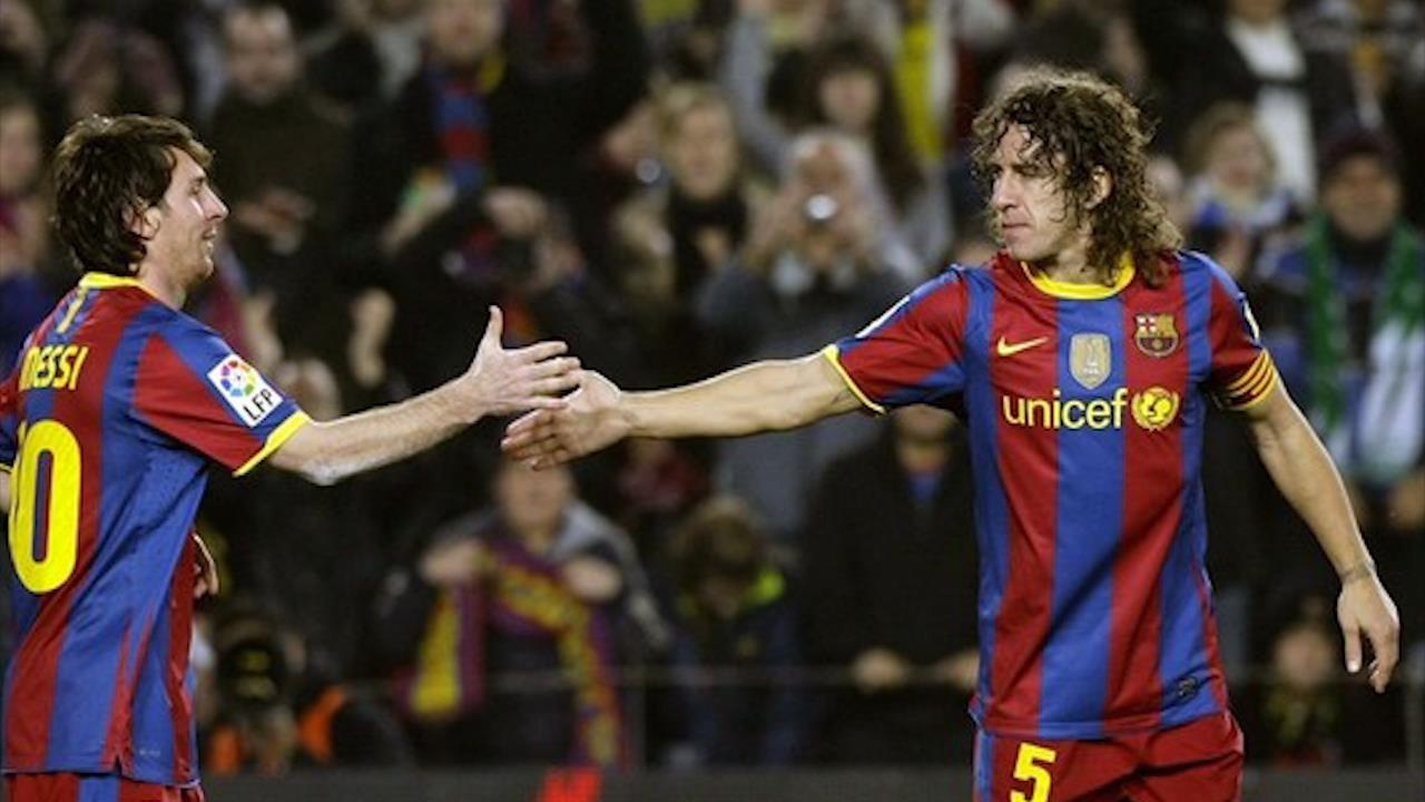 Messi tung 'ha nhuc' Carles Puyol tren san tap hinh anh