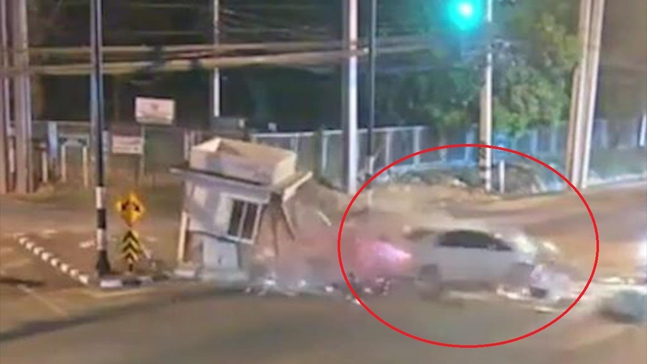 Tai xe tong vao tram kiem soat khi qua doan giao nhau tai Thai Lan hinh anh