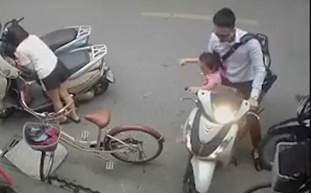 Be gai xuong xe keo tay ga khien xe dam vao tiem tap hoa hinh anh