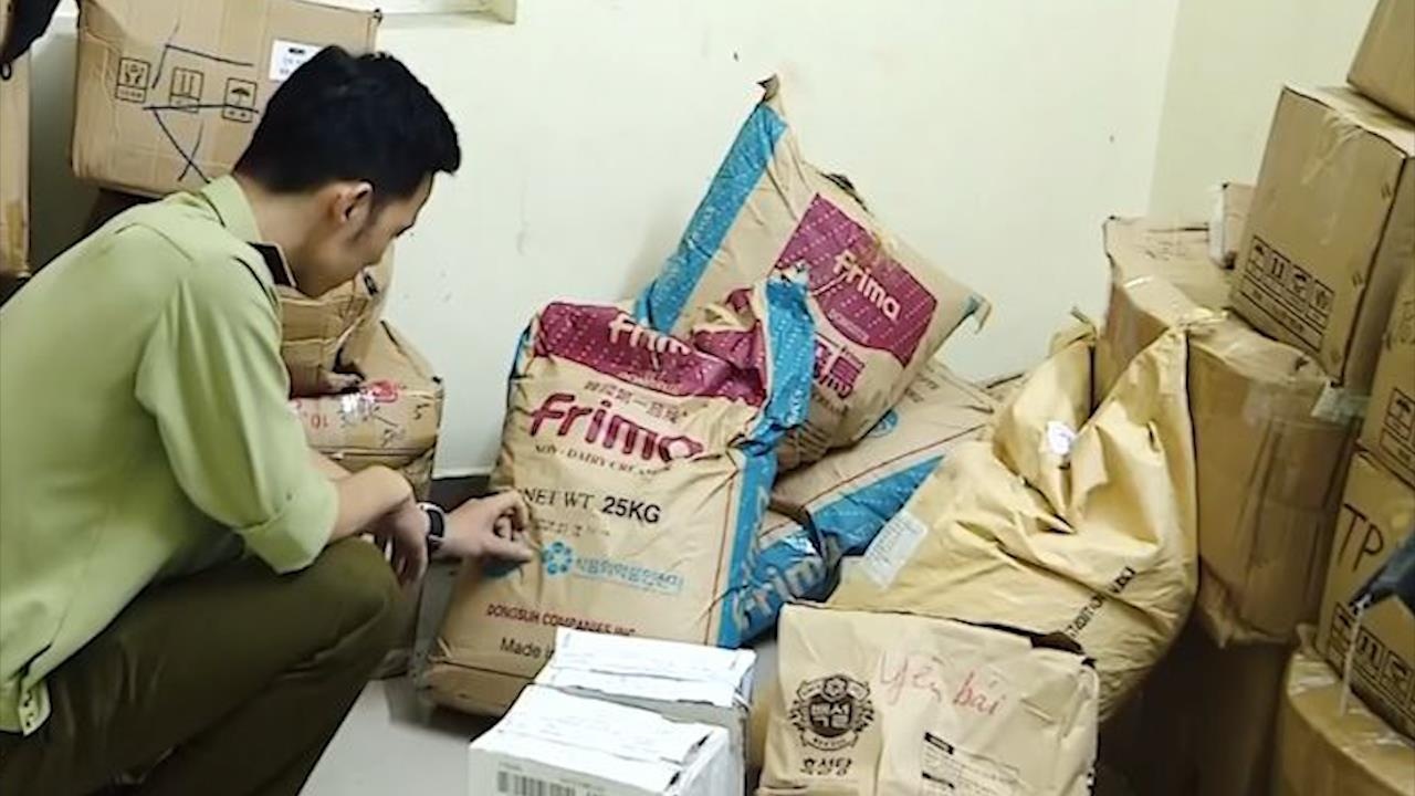 Thu giu nhieu nguyen lieu tra sua nhap lau tai Ha Noi hinh anh