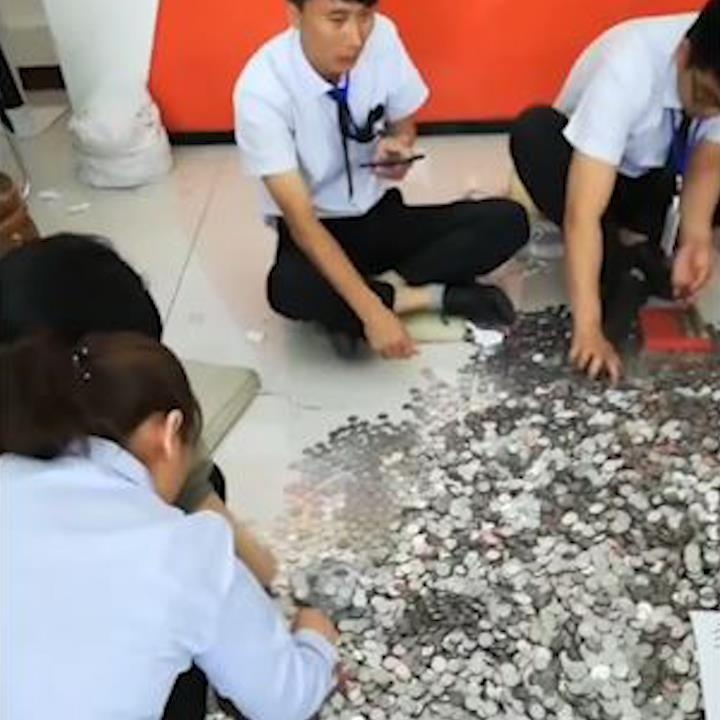 Khach mang tien xu di mua oto, ca dai ly phai dem suot 3 ngay hinh anh