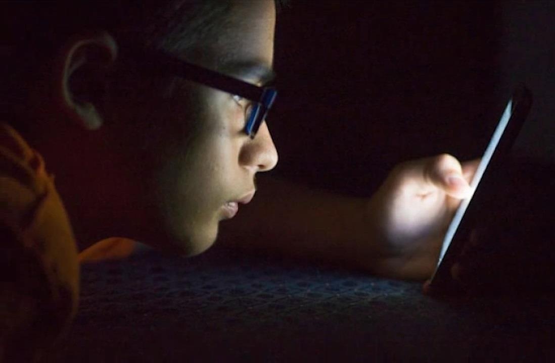 Chang trai bi soi mat vi nhieu dem nam om dien thoai hinh anh